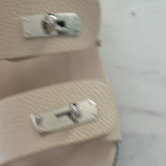 Elegant Cream Sandals with Silver Accents - Picture 5 of 7